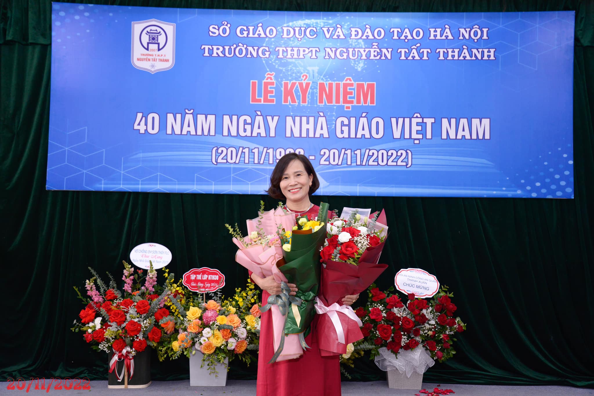 Ban giám hiệu trường THPT Nguyễn Tất Thành