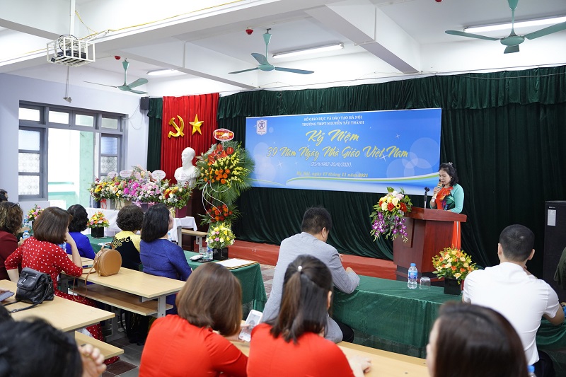 Trường THPT Nguyễn Tất Thành vệ sinh phòng học và khuân viên nhà trường để phòng chống Covid-19
