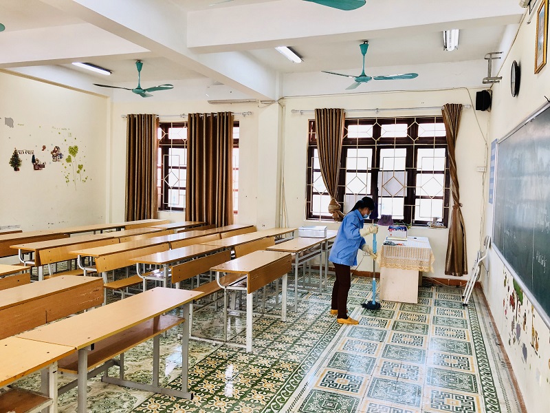 Trường THPT Nguyễn Tất Thành vệ sinh phòng học và khuân viên nhà trường để phòng chống Covid-19