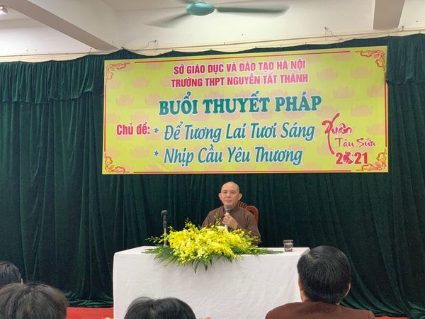 Thầy và trò trường THPT Nguyễn Tất Thành trong buổi thuyết pháp