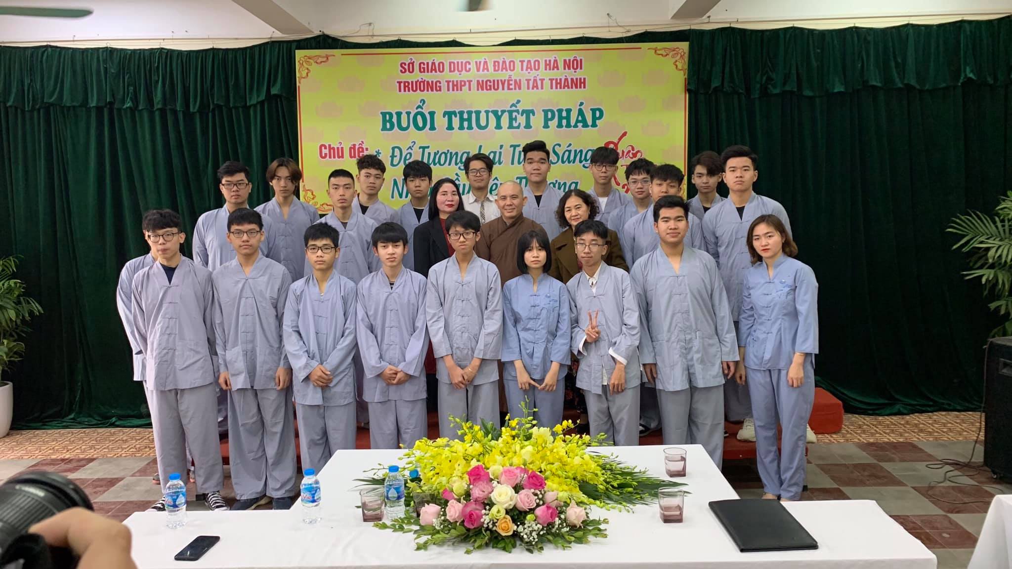 Thầy và trò trường THPT Nguyễn Tất Thành trong buổi thuyết pháp