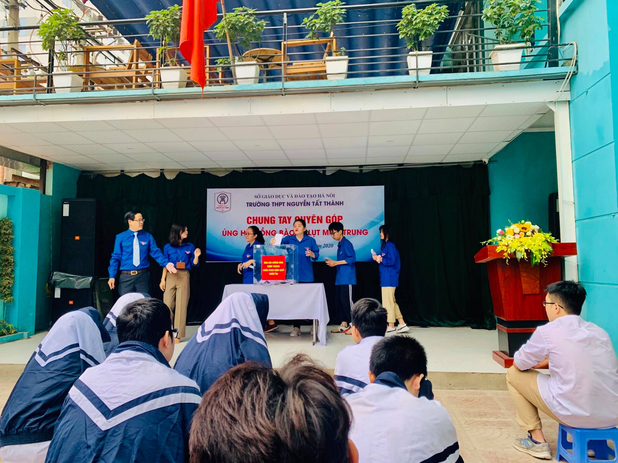 Thầy trò trường THPT Nguyễn Tất Thành quyên góp ủng hộ đồng bào miền trung